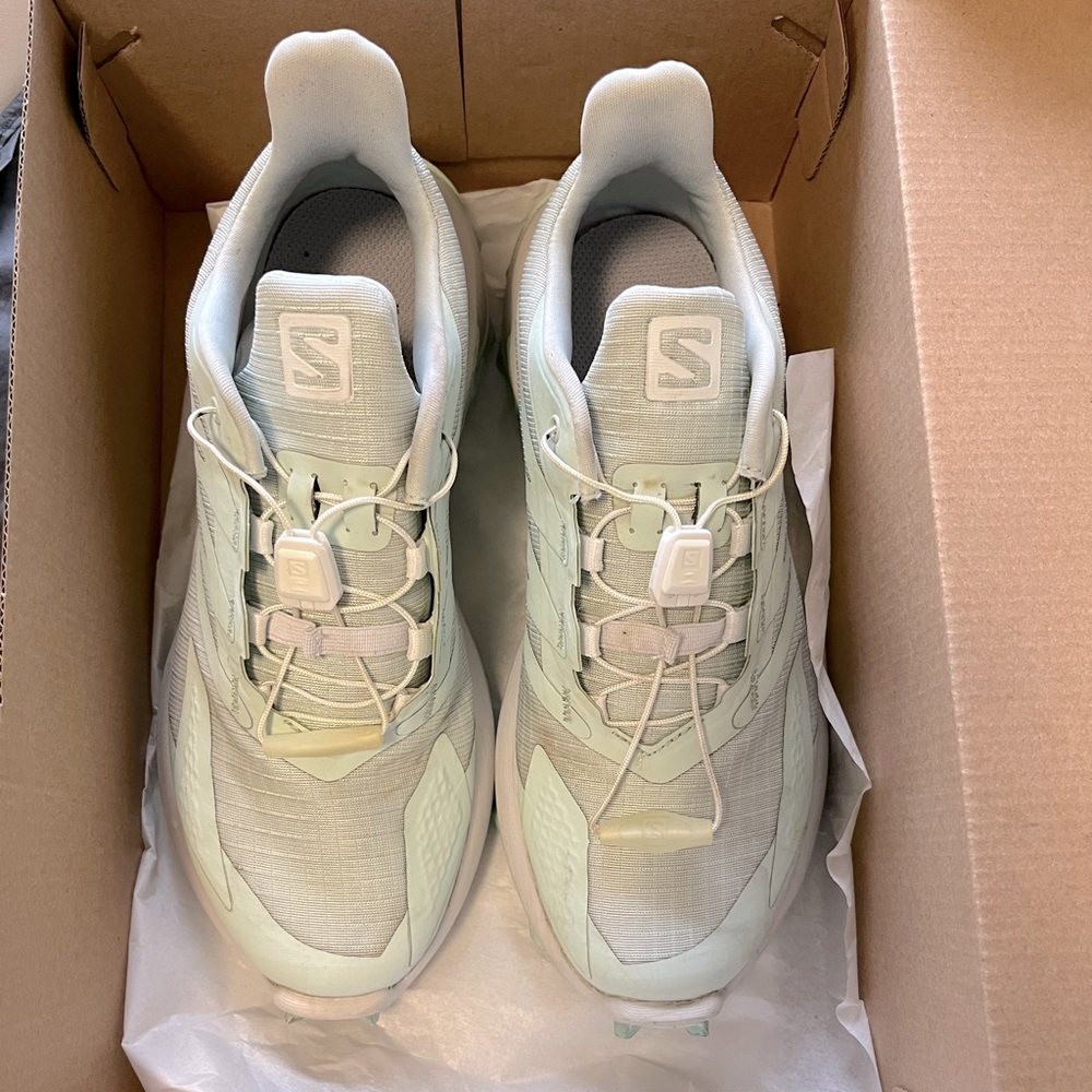 Solomon Hiking Shoes, US Size 5 - Lightweight and Comfortable